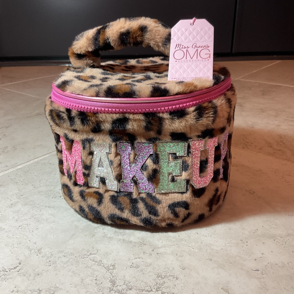 Miss Gwen’s OMG Faux Fur Leopard NIB Makeup Case w/ Pink Zipper, 5.50”Hx8”Wx5”D